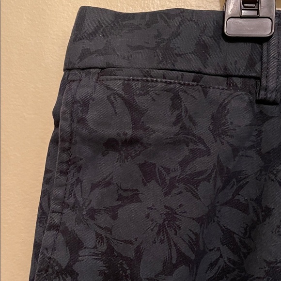 Old Navy Men's Dark Floral Patterned Shorts Size 38 - Picture 2 of 4